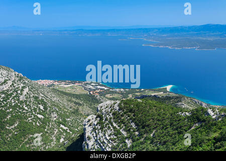 Vue du mont Vidova Gora sur la ville de Bol, Zlatni rat ou la Corne et l'île de Hvar à l'arrière, l'île de Brac Banque D'Images