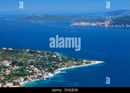 Vue à partir de la péninsule de Pelješac sur l'île de Korčula et la ville de Korčula, Dalmatie, Croatie Banque D'Images