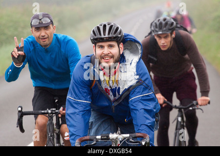 Trois hommes sur les bicyclettes participant à la dynamo de Dunwich Banque D'Images