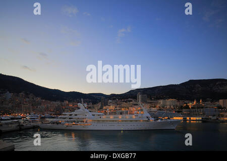 Yacht à moteur Atlantis II le soir dans le Port Hercule, Principauté de Monaco Banque D'Images