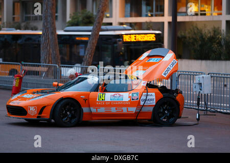 Tesla, voiture de sport, voiture électrique d'être rechargé à une station de charge, Rallye Monte-Carlo des Energies Nouvelles en 2014 Banque D'Images