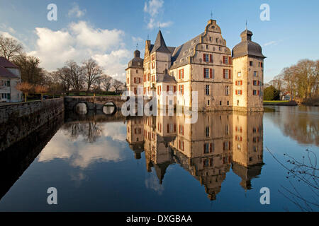 Hotel Wasserschloss Bodelschwingh, château à douves, Dortmund, Ruhr, Rhénanie du Nord-Westphalie, Allemagne Banque D'Images