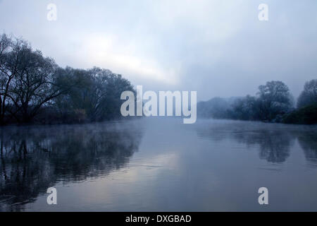 La vallée de la Ruhr avec la rivière Ruhr, tôt le matin, le brouillard en automne, plus humide, la Ruhr, Rhénanie du Nord-Westphalie, Allemagne Banque D'Images