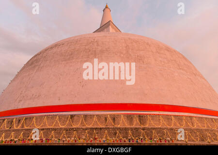 Dagoba Ruvanvelisaya Kapruka pendant le festival, Pooja, Anuradhapura, Sri Lanka Banque D'Images