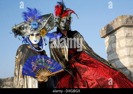 Deux femmes portant des costumes et masques vénitiens Banque D'Images