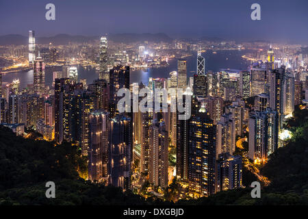 Vue panoramique depuis le Pic Victoria à travers le gratte-ciel de nuit, Quartier Central, Hong Kong, Chine Banque D'Images