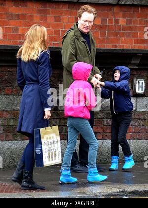 Liza Powel, Neve O'Brien, Beckett O'Brien et Conan O'Brien Conan O'Brien, avec sa femme et ses filles, laissant la galerie nationale d'Irlande sur un jour de pluie Dublin, Irlande - 11.10.12 Où : l'Irlande Quand : 11 Oct 2012 **ou publication dans les magazines tabloïds irlandais et irlandais** Banque D'Images