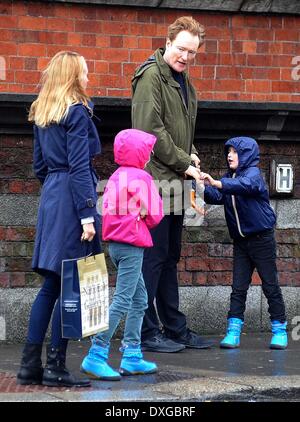 Liza Powel, Neve O'Brien, Beckett O'Brien et Conan O'Brien Conan O'Brien, avec sa femme et ses filles, laissant la galerie nationale d'Irlande sur un jour de pluie Dublin, Irlande - 11.10.12 Où : l'Irlande Quand : 11 Oct 2012 **ou publication dans les magazines tabloïds irlandais et irlandais** Banque D'Images