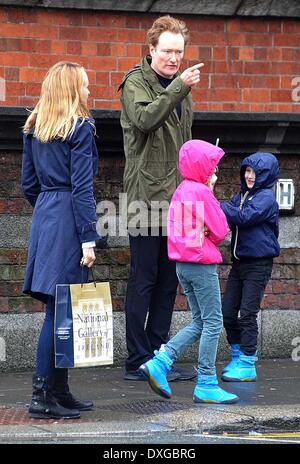 Liza Powel, Neve O'Brien, Beckett O'Brien et Conan O'Brien Conan O'Brien, avec sa femme et ses filles, laissant la galerie nationale d'Irlande sur un jour de pluie Dublin, Irlande - 11.10.12 Où : l'Irlande Quand : 11 Oct 2012 **ou publication dans les magazines tabloïds irlandais et irlandais** Banque D'Images