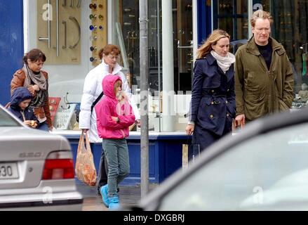 Beckett O'Brien, Liza Powel, Neve O'Brien et Conan O'Brien Conan O'Brien, avec sa femme et ses filles, laissant la galerie nationale d'Irlande sur un jour de pluie Dublin, Irlande - 11.10.12 Où : l'Irlande Quand : 11 Oct 2012 **ou publication dans les magazines tabloïds irlandais et irlandais** Banque D'Images