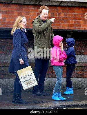 Liza Powel, Neve O'Brien, Beckett O'Brien et Conan O'Brien Conan O'Brien, avec sa femme et ses filles, laissant la galerie nationale d'Irlande sur un jour de pluie Dublin, Irlande - 11.10.12 Où : l'Irlande Quand : 11 Oct 2012 **ou publication dans les magazines tabloïds irlandais et irlandais** Banque D'Images