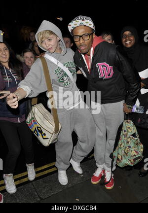Charlotte Rundle et Simeon Nixon de MK1 X Factor concurrents arrivant à l'hôtel. Londres, Angleterre - 11.10.12 Avec : Charlotte Rundle et Simeon Nixon de MK1 où : London, Royaume-Uni Quand : 11 Oct 2012 Banque D'Images