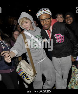 Charlotte Rundle et Simeon Nixon de MK1 X Factor concurrents arrivant à l'hôtel. Londres, Angleterre - 11.10.12 Avec : Charlotte Rundle et Simeon Nixon de MK1 où : London, Royaume-Uni Quand : 11 Oct 2012 Banque D'Images