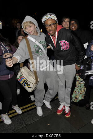 Charlotte Rundle et Simeon Nixon de MK1 X Factor concurrents arrivant à l'hôtel. Londres, Angleterre - 11.10.12 Avec : Charlotte Rundle et Simeon Nixon de MK1 où : London, Royaume-Uni Quand : 11 Oct 2012 Banque D'Images
