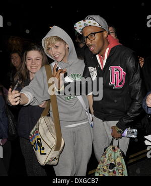 Charlotte Rundle et Simeon Nixon de MK1 X Factor concurrents arrivant à l'hôtel. Londres, Angleterre - 11.10.12 Avec : Charlotte Rundle et Simeon Nixon de MK1 où : London, Royaume-Uni Quand : 11 Oct 2012 Banque D'Images