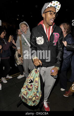 Charlotte Rundle et Simeon Nixon de MK1 X Factor concurrents arrivant à l'hôtel. Londres, Angleterre - 11.10.12 Avec : Charlotte Rundle et Simeon Nixon de MK1 où : London, Royaume-Uni Quand : 11 Oct 2012 Banque D'Images