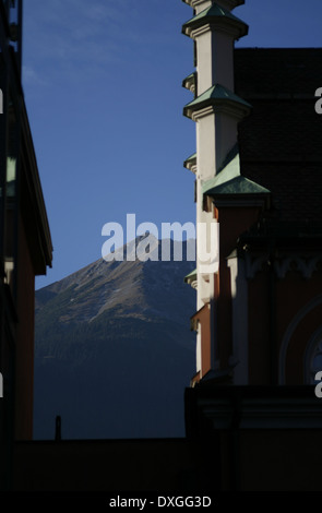 Vue d'Innsbruck entre deux maisons sur la Nordkette Banque D'Images