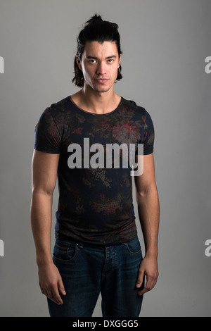 Portrait of handsome man wearing Malaisie haut fleuri Banque D'Images