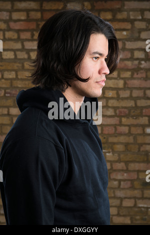 Portrait de profil de handsome man wearing Malaisie haut fleuri Banque D'Images