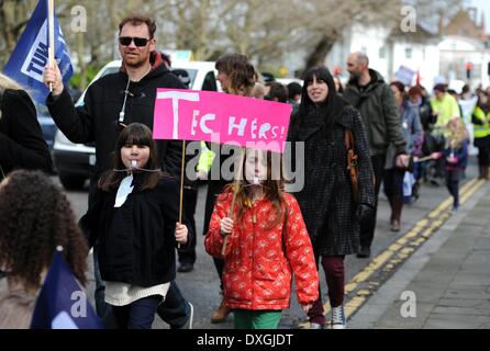 Les enfants qui prennent part à la grève des enseignants de protestation par opposition à Brighton les compressions gouvernementales et des changements aux pensions Banque D'Images