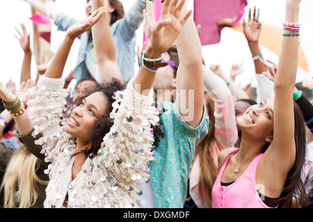 Fans cheering at music festival Banque D'Images