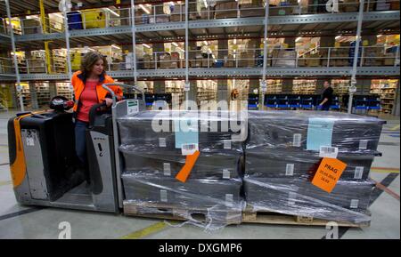 Leipzig, Allemagne. Mar 26, 2014. Vue sur le niveau de stockage du centre logistique d'Amazon à Leipzig, Allemagne, 26 mars 2014. La ministre de l'économie visite le centre de logistique d'Amazon sur le même jour. Photo : Peter Endig/dpa/Alamy Live News Banque D'Images