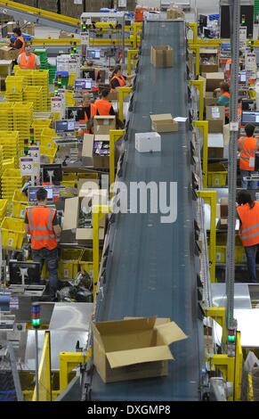 Leipzig, Allemagne. Mar 26, 2014. Vue sur le niveau de l'emballage Amazon centre logistique à Leipzig, Allemagne, 26 mars 2014. La ministre de l'économie visite le centre de logistique d'Amazon sur le même jour. Photo : Peter Endig/dpa/Alamy Live News Banque D'Images