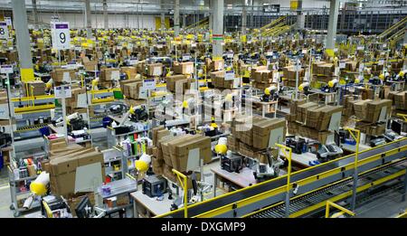 Leipzig, Allemagne. Mar 26, 2014. Vue de la salle du centre logistique d'Amazon à Leipzig, Allemagne, 26 mars 2014. La ministre de l'économie visite le centre de logistique d'Amazon sur le même jour. Photo : Peter Endig/dpa/Alamy Live News Banque D'Images