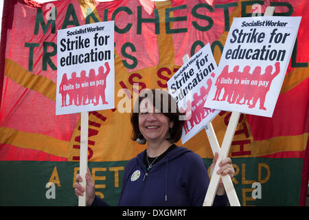 Grève pour l'éducation. L'action industrielle des enseignants à Manchester, Royaume-Uni 26th mars 2014. Christine Lewis de Londres, une travailleuse socialiste proteste, à la Journée d'action du Syndicat national des enseignants. Des centaines d'enseignants du Nord-Ouest sont en grève mercredi, ce qui a forcé la fermeture de nombreuses écoles. La NUT boycotte les classes dans le cadre d'un conflit permanent sur la rémunération, les réductions de pensions et les conditions de travail. Les enseignants ont tenu un certain nombre de rassemblements à travers le Nord-Ouest pour s'unir pour gagner sur salaire. Banque D'Images