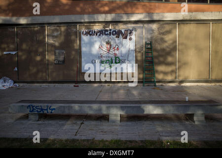 Madrid, Espagne. Mar 26, 2014. Certains étudiants ont occupé l'université et fait une barricade près de l'Université d'histoire et de philosophie, à Madrid, Espagne, le 26 mars 2014. La police est venue autour de onze heures pour bloquer l'aera et pour entrer dans l'université. (Photo de Michael Bunel/NurPhoto) Crédit : Michael Bunel/NurPhoto ZUMAPRESS.com/Alamy/Live News Banque D'Images