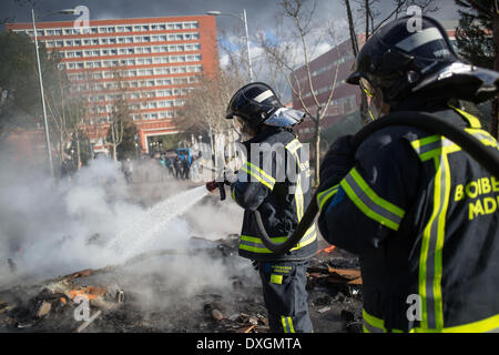 Madrid, Espagne. Mar 26, 2014. Certains étudiants ont occupé l'université et fait une barricade près de l'Université d'histoire et de philosophie, à Madrid, Espagne, le 26 mars 2014. La police est venue autour de onze heures pour bloquer l'aera et pour entrer dans l'université. (Photo de Michael Bunel/NurPhoto) Crédit : Michael Bunel/NurPhoto ZUMAPRESS.com/Alamy/Live News Banque D'Images