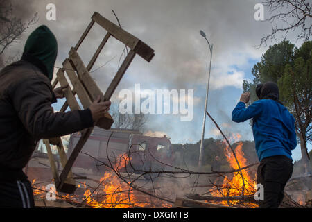 Madrid, Espagne. Mar 26, 2014. Certains étudiants ont occupé l'université et fait une barricade près de l'Université d'histoire et de philosophie, à Madrid, Espagne, le 26 mars 2014. La police est venue autour de onze heures pour bloquer l'aera et pour entrer dans l'université. (Photo de Michael Bunel/NurPhoto) Crédit : Michael Bunel/NurPhoto ZUMAPRESS.com/Alamy/Live News Banque D'Images