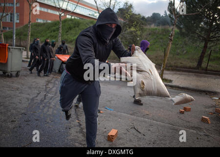 Madrid, Espagne. Mar 26, 2014. Certains étudiants ont occupé l'université et fait une barricade près de l'Université d'histoire et de philosophie, à Madrid, Espagne, le 26 mars 2014. La police est venue autour de onze heures pour bloquer l'aera et pour entrer dans l'université. (Photo de Michael Bunel/NurPhoto) Crédit : Michael Bunel/NurPhoto ZUMAPRESS.com/Alamy/Live News Banque D'Images