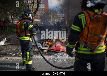 Madrid, Espagne. Mar 26, 2014. Certains étudiants ont occupé l'université et fait une barricade près de l'Université d'histoire et de philosophie, à Madrid, Espagne, le 26 mars 2014. La police est venue autour de onze heures pour bloquer l'aera et pour entrer dans l'université. (Photo de Michael Bunel/NurPhoto) Crédit : Michael Bunel/NurPhoto ZUMAPRESS.com/Alamy/Live News Banque D'Images