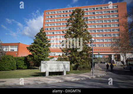 Madrid, Espagne. Mar 26, 2014. Certains étudiants ont occupé l'université et fait une barricade près de l'Université d'histoire et de philosophie, à Madrid, Espagne, le 26 mars 2014. La police est venue autour de onze heures pour bloquer l'aera et pour entrer dans l'université. (Photo de Michael Bunel/NurPhoto) Crédit : Michael Bunel/NurPhoto ZUMAPRESS.com/Alamy/Live News Banque D'Images