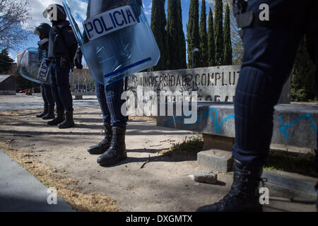 Madrid, Espagne. Mar 26, 2014. Certains étudiants ont occupé l'université et fait une barricade près de l'Université d'histoire et de philosophie, à Madrid, Espagne, le 26 mars 2014. La police est venue autour de onze heures pour bloquer l'aera et pour entrer dans l'université. (Photo de Michael Bunel/NurPhoto) Crédit : Michael Bunel/NurPhoto ZUMAPRESS.com/Alamy/Live News Banque D'Images