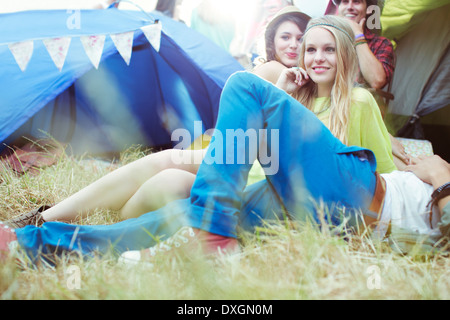 Les amis se détendre à l'extérieur des tentes au festival de musique Banque D'Images