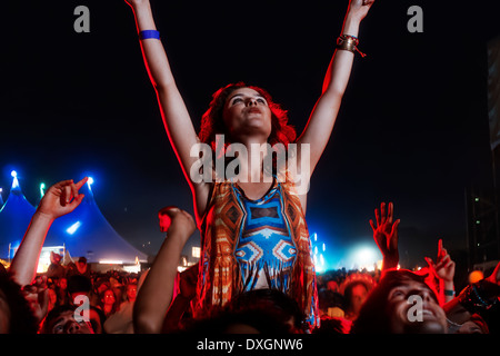 Cheering woman sur manÍs épaules à music festival Banque D'Images