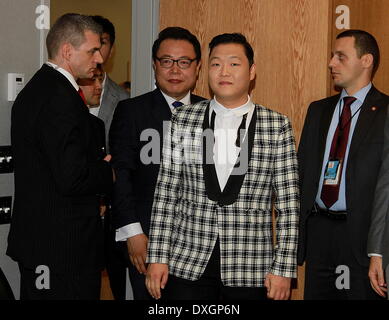 Le chanteur sud-coréen Psy aka Park Jae-sang ne l 'Gangnam Style' la danse avec le Secrétaire général des Nations Unies Ban Ki-Moon lors d'une séance de photos au siège de l'ONU comprend : chanteur sud-coréen Psy aka Park Jae-sang Où : New York City, United States Quand : 23 Oct 2012 Banque D'Images