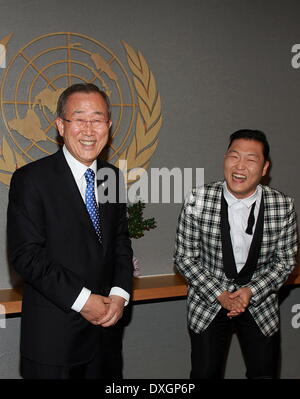 Le chanteur sud-coréen Psy aka Park Jae-sang ne l 'Gangnam Style' la danse avec le Secrétaire général des Nations Unies Ban Ki-Moon lors d'une séance de photos au siège de l'ONU comprend : chanteur sud-coréen Psy aka Park Jae-sang Où : New York City, United States Quand : 23 Oct 2012 Banque D'Images