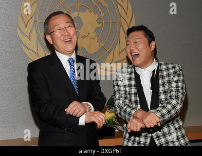 Le chanteur sud-coréen Psy aka Park Jae-sang ne l 'Gangnam Style' la danse avec le Secrétaire général des Nations Unies Ban Ki-Moon lors d'une séance de photos au siège de l'ONU comprend : chanteur sud-coréen Psy aka Park Jae-sang Où : New York City, United States Quand : 23 Oct 2012 Banque D'Images