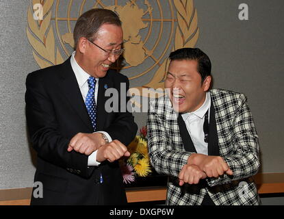 Le chanteur sud-coréen Psy aka Park Jae-sang ne l 'Gangnam Style' la danse avec le Secrétaire général des Nations Unies Ban Ki-Moon lors d'une séance de photos au siège de l'ONU comprend : chanteur sud-coréen Psy aka Park Jae-sang Où : New York City, United States Quand : 23 Oct 2012 Banque D'Images