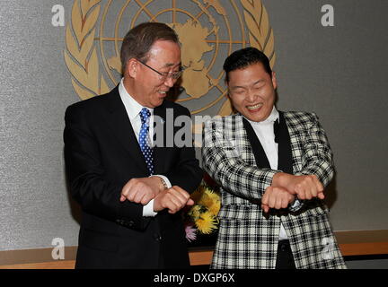 Le chanteur sud-coréen Psy aka Park Jae-sang ne l 'Gangnam Style' la danse avec le Secrétaire général des Nations Unies Ban Ki-Moon lors d'une séance de photos au siège de l'ONU comprend : chanteur sud-coréen Psy aka Park Jae-sang Où : New York City, United States Quand : 23 Oct 2012 Banque D'Images