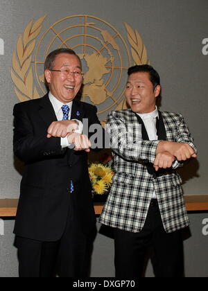 Le chanteur sud-coréen Psy aka Park Jae-sang ne l 'Gangnam Style' la danse avec le Secrétaire général des Nations Unies Ban Ki-Moon lors d'une séance de photos au siège de l'ONU comprend : chanteur sud-coréen Psy aka Park Jae-sang Où : New York City, United States Quand : 23 Oct 2012 Banque D'Images