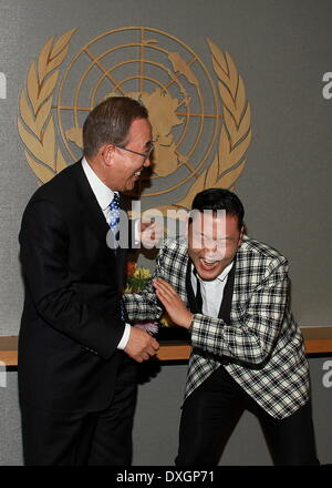 Le chanteur sud-coréen Psy aka Park Jae-sang ne l 'Gangnam Style' la danse avec le Secrétaire général des Nations Unies Ban Ki-Moon lors d'une séance de photos au siège de l'ONU comprend : chanteur sud-coréen Psy aka Park Jae-sang Où : New York City, United States Quand : 23 Oct 2012 Banque D'Images