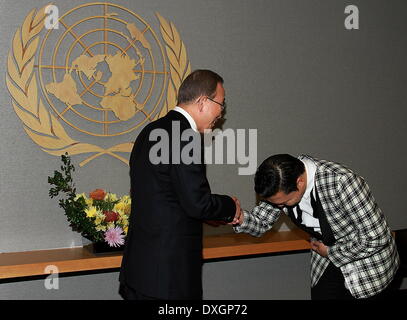 Le chanteur sud-coréen Psy aka Park Jae-sang ne l 'Gangnam Style' la danse avec le Secrétaire général des Nations Unies Ban Ki-Moon lors d'une séance de photos au siège de l'ONU comprend : chanteur sud-coréen Psy aka Park Jae-sang Où : New York City, United States Quand : 23 Oct 2012 Banque D'Images