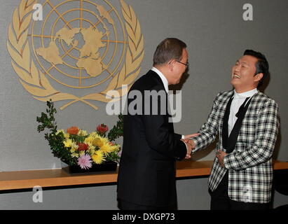 Le chanteur sud-coréen Psy aka Park Jae-sang ne l 'Gangnam Style' la danse avec le Secrétaire général des Nations Unies Ban Ki-Moon lors d'une séance de photos au siège de l'ONU comprend : chanteur sud-coréen Psy aka Park Jae-sang Où : New York City, United States Quand : 23 Oct 2012 Banque D'Images
