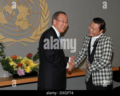Le chanteur sud-coréen Psy aka Park Jae-sang ne l 'Gangnam Style' la danse avec le Secrétaire général des Nations Unies Ban Ki-Moon lors d'une séance de photos au siège de l'ONU comprend : chanteur sud-coréen Psy aka Park Jae-sang Où : New York City, United States Quand : 23 Oct 2012 Banque D'Images
