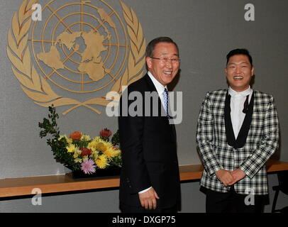 Le chanteur sud-coréen Psy aka Park Jae-sang ne l 'Gangnam Style' la danse avec le Secrétaire général des Nations Unies Ban Ki-Moon lors d'une séance de photos au siège de l'ONU comprend : chanteur sud-coréen Psy aka Park Jae-sang Où : New York City, United States Quand : 23 Oct 2012 Banque D'Images