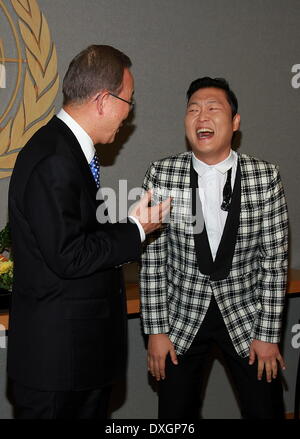 Le chanteur sud-coréen Psy aka Park Jae-sang ne l 'Gangnam Style' la danse avec le Secrétaire général des Nations Unies Ban Ki-Moon lors d'une séance de photos au siège de l'ONU comprend : chanteur sud-coréen Psy aka Park Jae-sang Où : New York City, United States Quand : 23 Oct 2012 Banque D'Images